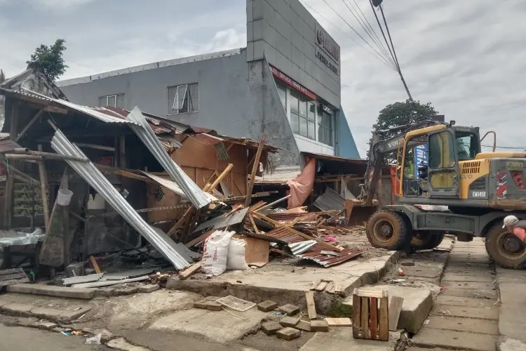 Satpol PP Tertibkan 43 Kios Tanpa Izin di Jalan Merdeka