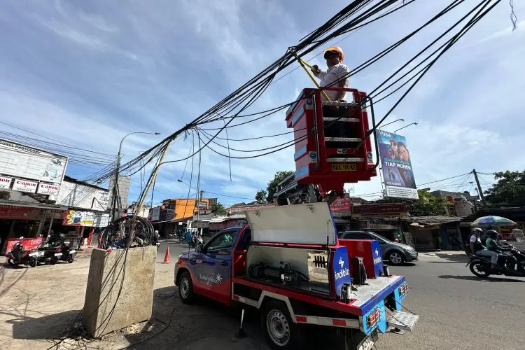 Diskominfo Tertibkan Kabel di Jalan Dipatiukur dan Teuku Umar