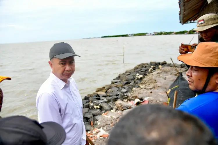 Bey Machmudin Tinjau Bencana Banjir Rob di Subang
