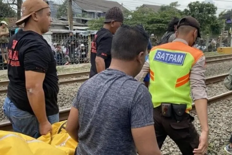 Wanita Diduga Tunawisma Tewas Tertabrak Kereta Api Jurusan Bandung - Gambir di Bekasi