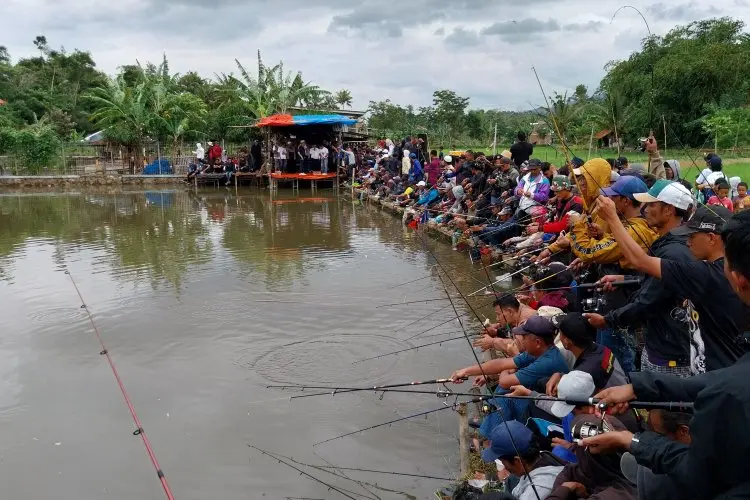 Gelar Mancing Gratis, Umuh Muchtar Keluarkan Lebih Dari 2 Kuintal Ikan