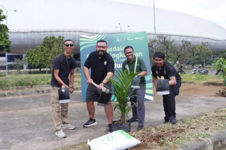 Pegadaian dan PSKC Cimahi Tanam Pohon Peduli Lingkungan di Stadion GBLA