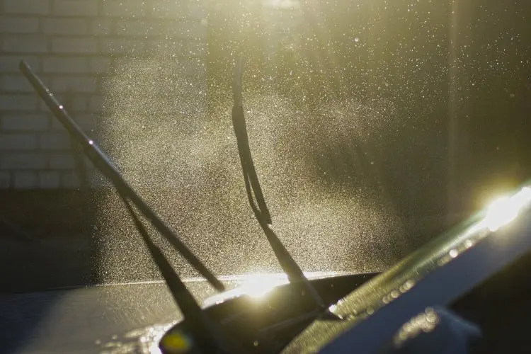 Wiper Mobil Anda Mengeluh? Simak 7 Rahasia Agar Visibilitas Maksimal dan Usia Panjang!
