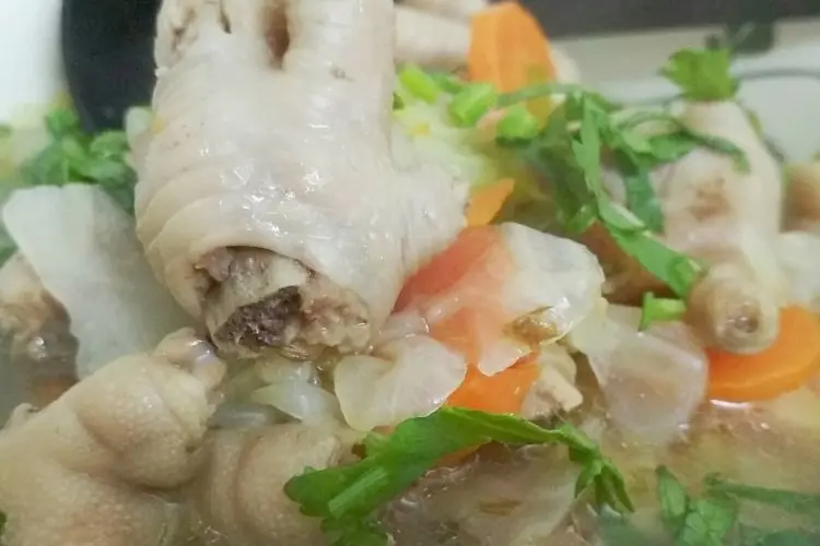 Cocok Disantap di Akhir Pekan: Sup Ceker Ayam, Hidangan Istimewa yang Kaya Manfaat