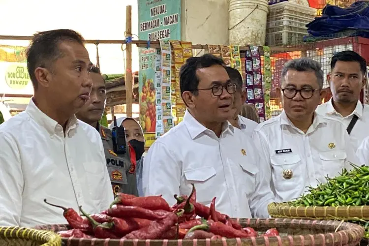 Sambangi Sejumlah Kios di Pasar Tagog Padalarang, Mendag Budi Santoso Pastikan Harga Kepokmas Stabil Jelang Nataru 2024/2025