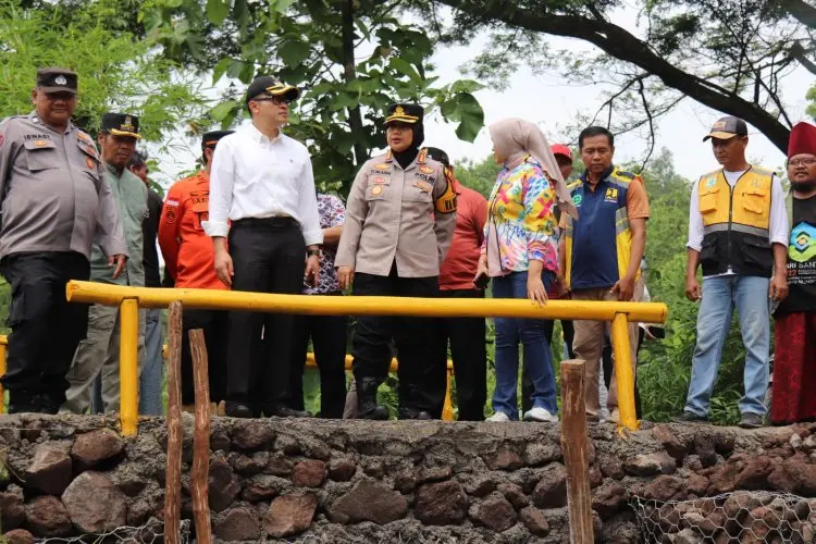 Pj Bupati Cirebon Tinjau Perbaikan Jalan dan Jembatan di Kecamatan Sedong 
