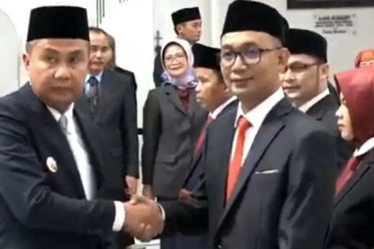 Kukuhkan Anggota Komisi Informasi Jabar, Bey Machmudin Singgung Soal Transparansi