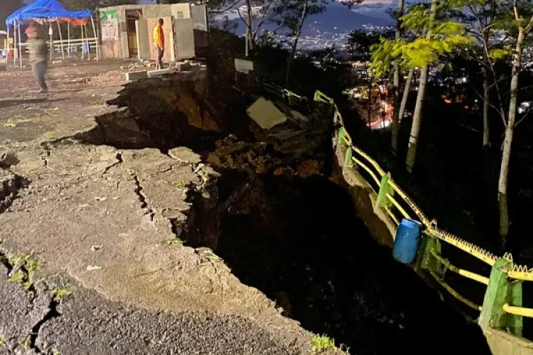 Lahan Parkir Resto Asep Stroberi Longsor dan Menimpa Kebun Teh