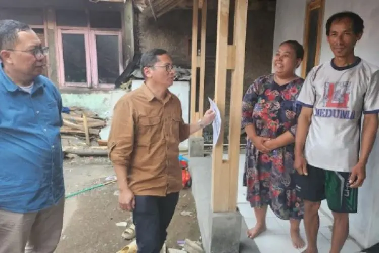 Warga Antusias Terima Bantuan Perbaikan Rutilahu yang Digulirkan Pemprov Jabar