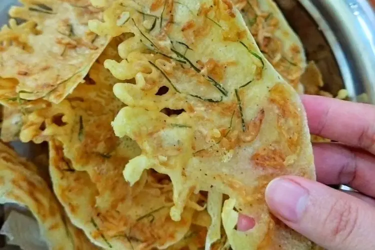Nikmatnya Peyek Udang Daun Jeruk Homemade: Krispi, Gurih, dan Aromanya Bikin Ketagihan!