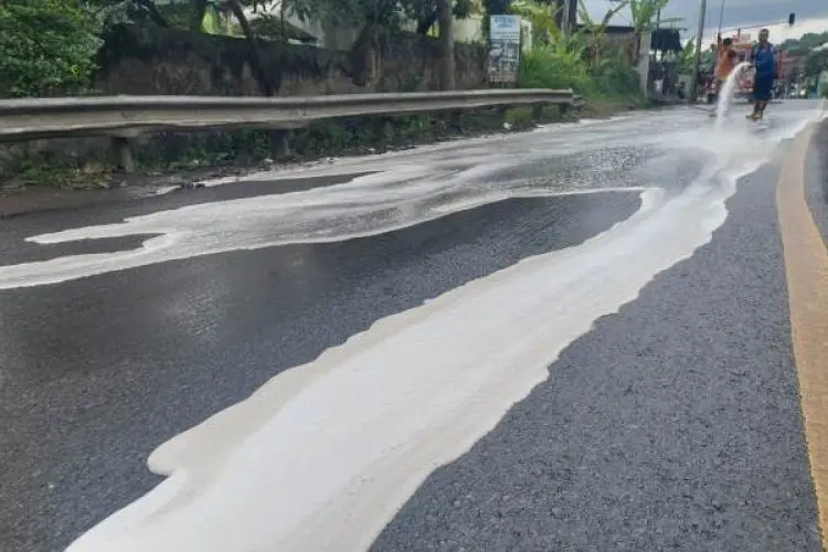 Polda Jabar Terjunkan Tim Unit Kimia Biologi dan Radioaktif untuk Sterilisasi Cairan Kimia Berbahaya yang Tumpah di Jalan Raya Purwakarta-Cikalongwetan Sepanjang 8 Kilometer