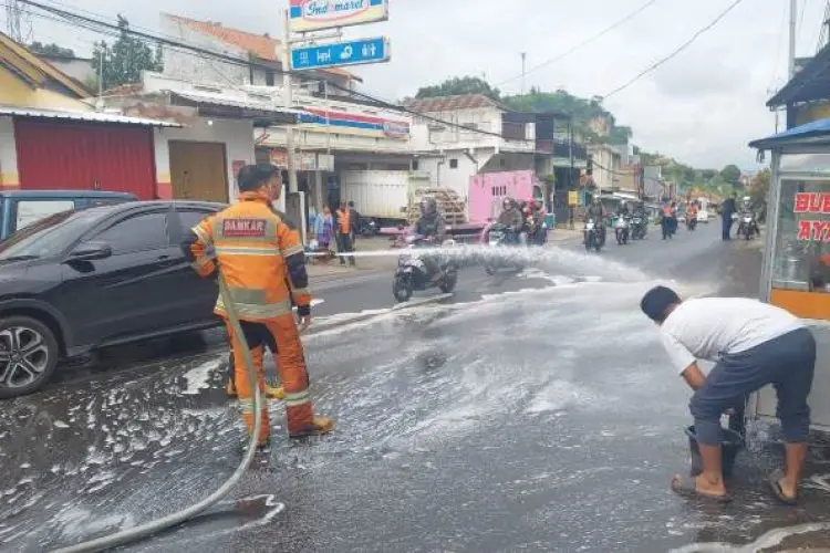 Lakukan Identifikasi, DLH KBB Pastikan Cairan Kimia Berbahaya yang Membanjiri Jalan Raya Padalarang-Purwakarta Itu Soda Api