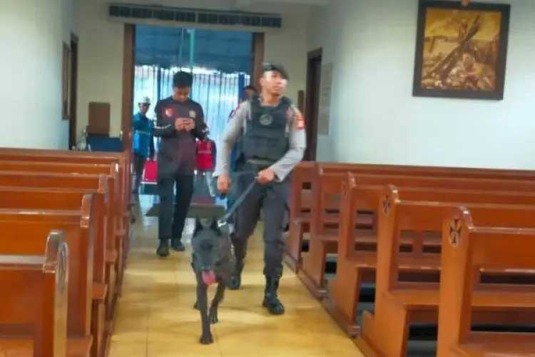 Lakukan Sterilisasi di Gereja, Polres Cimahi Terjunkan Unit K-9 untuk Amankan Perayaan Natal