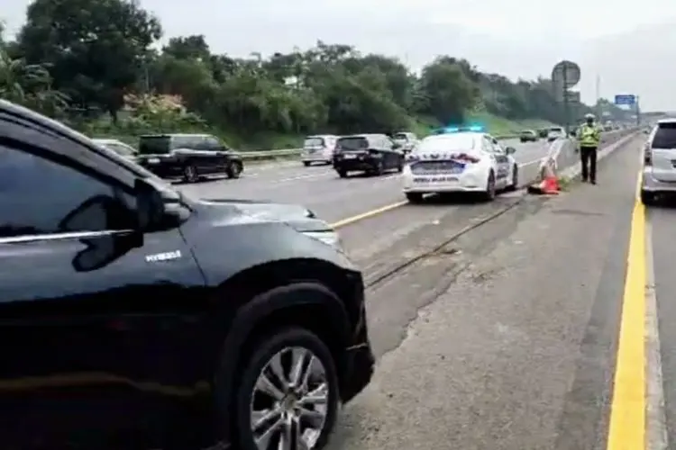 Padat, Petugas Berlakukan  Contraflow di Tol Japek Sepanjang 18 KM