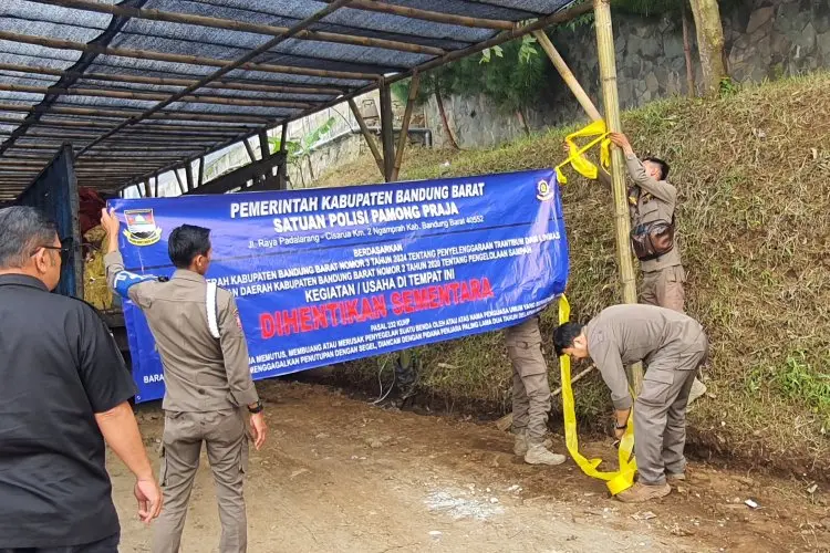 Diduga Tak Berizin, Tempat Pengolahan Sampah di Lembang Disegel Satpol PP KBB