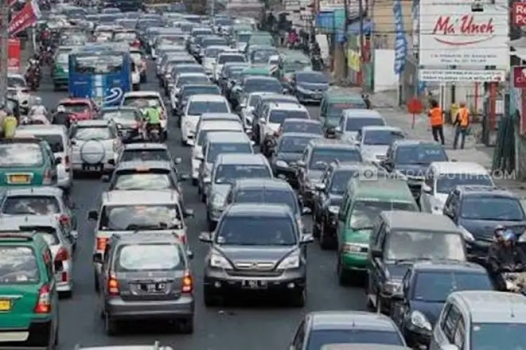 Waspadai Macet dan Hujan Petir Saat Malam Tahun Baru 2025 