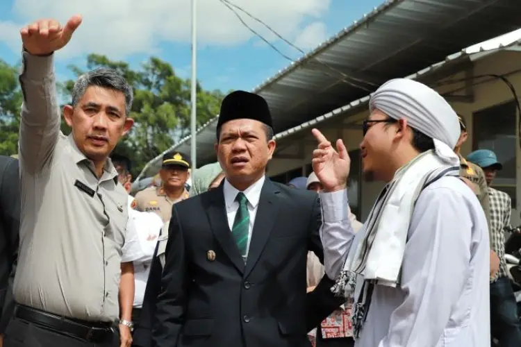 Bupati Bandung Bagikan Lagi Ribuan Ijazah yang Tertahan di Sekolah Secara Gratis