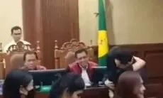 Ekspresi Hakim Saat Sandra Dewi Peluk Harvey Moeis di Sidang Vonis Jadi Sorotan