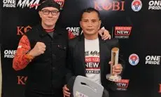 Petarung MMA Gugun Gusman Dapat Penghargaan The Best Fighter One Pride