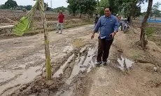 12 Tahun Jalan Rusak, Warga Buat Kuburan Peringatan