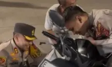 Viral, Aksi Kapolres Majalengka Bantu Pengendara Motor di Malam Pergantian Tahun Baru 2025