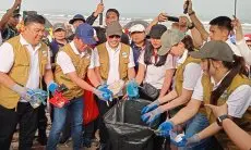 Libatkan Lima Kementerian, Hanif Faisol Nurofiq Bersih - bersih Sampah Laut di Bali