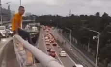 Heboh Video Pria Baju Oranye Lompat dari Flyover Pasupati, Cek Faktanya Disini