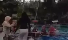 Niat Bikin Video Estetik, Wanita Ini Malah Didorong Emak-emak Sampai Minta Tolong Karena Tenggelam