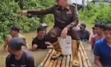 Aksi Dirut PDAM Naiki Getek Saat Tinjau Lokasi Banjir di Bangkalan Jadi Sorotan