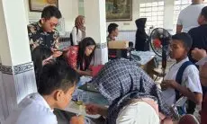 Konsisten Berbagi, Adam-Adrian Bagikan Ratusan Seragam dan Pengobatan Gratis untuk Disabilitas dan Yatim Piatu