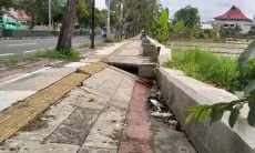 Trotoar di Kawasan Ibu Kota Kabupaten Bandung Soreang Ambles dan Membahayakan Pengguna Jalan