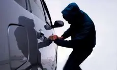 Kepergok Mencuri Mobil di Cililin, Seorang Pria Diduga ODGJ Babak Belur Dihajar Massa