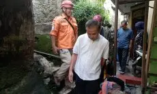 Bey Machmudin Tinjau Korban Banjir di Arjuna Bandung