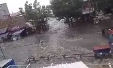 Dikepung Hujan, Sungai di Kota Bandung Meluap Berimbas ke Pemukiman Warga