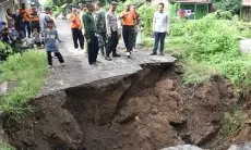 Jalan Utama di Desa Sidamulya Terputus Akibat Hujan Deras, PJ Bupati Cirebon Janjikan Perbaikan Cepat