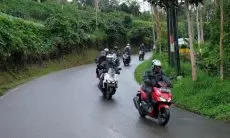 Hadapi Genangan Air? Ini Tips Menghindari Bahaya Saat Mengendarai Motor