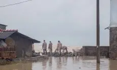 Polisi Dikerahkan Tutup Tanggul Jebol Akibat Banjir Rob di Indramayu