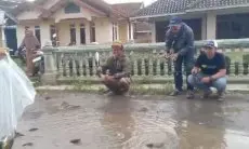 Bertahun-tahun Tak Kunjung Diperbaiki, Warga Desa Wangunharga Beramai-ramai Tebar Ikan dan Mancing di Jalan Rusak