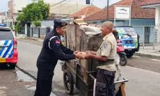 Sat Brimob Polda Jabar Gelar Jumat Berkah Kepada Warga Sumedang