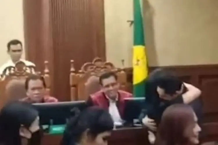 Ekspresi Hakim Saat Sandra Dewi Peluk Harvey Moeis di Sidang Vonis Jadi Sorotan
