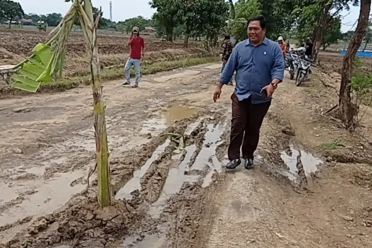 12 Tahun Jalan Rusak, Warga Buat Kuburan Peringatan