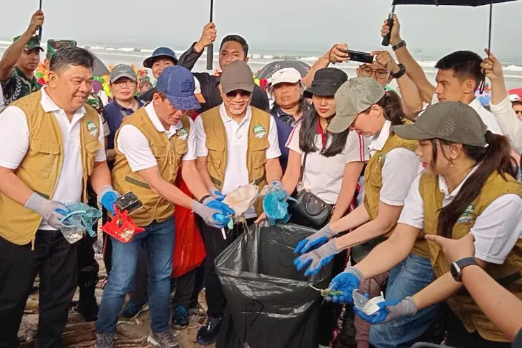 Libatkan Lima Kementerian, Hanif Faisol Nurofiq Bersih - bersih Sampah Laut di Bali