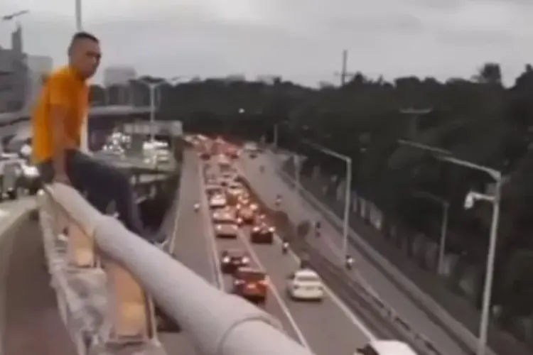 Heboh Video Pria Baju Oranye Lompat dari Flyover Pasupati, Cek Faktanya Disini