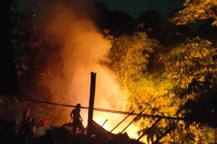 Tumpukan Barang Bekas di Jalan Tb M Falak Terbakar, Delapan Unit Mobil Damkar Dikerahkan 