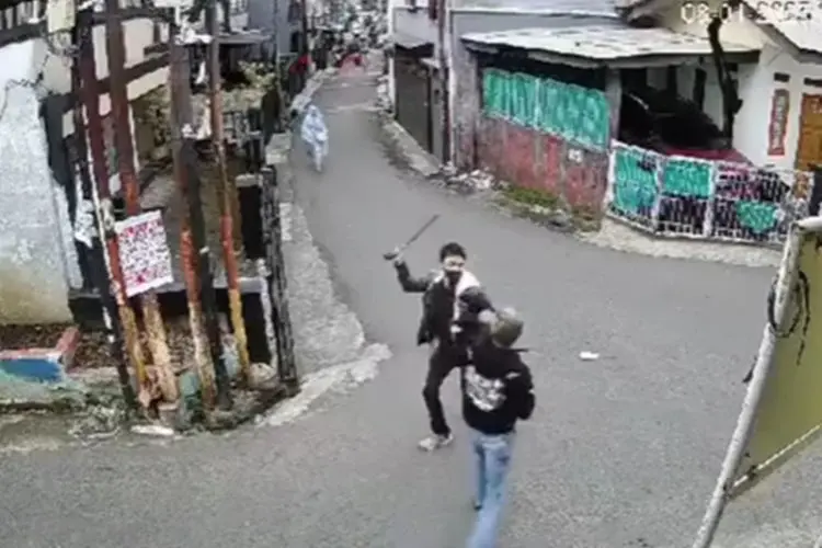 Viral Aksi Dua Laki-laki di Bandung Saling Serang Pakai Parang