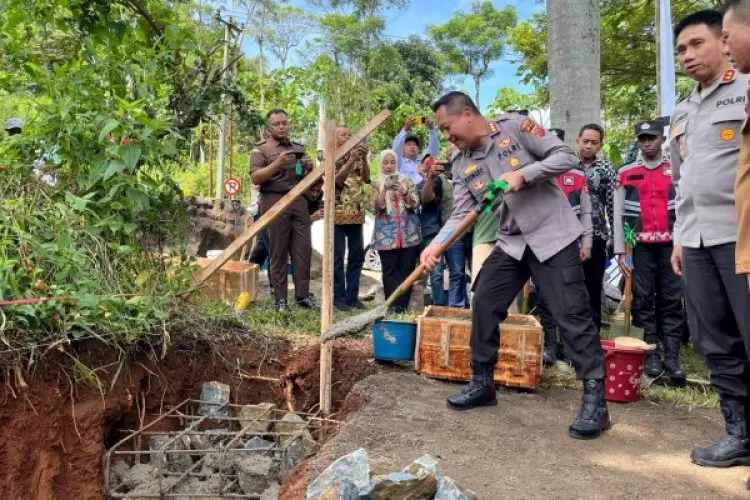 Mapolsek Arjasari Mulai Dibangun, Kapolda Jabar dan Kapolresta Bandung Letakkan Batu Pertama 