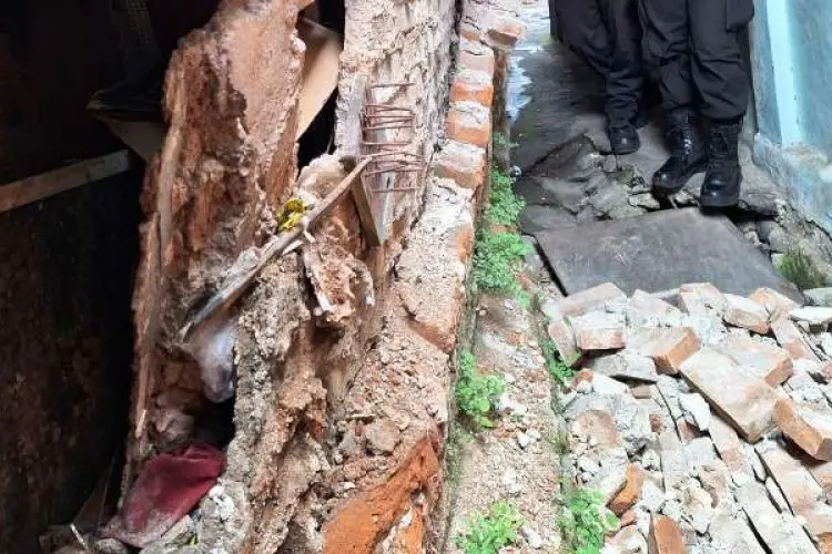 Dinding Rumah Warga Babakan Pasar Jebol Lantaran Adanya Pergerakan Tanah Ambles 