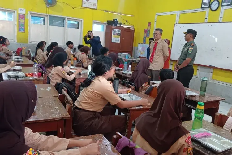 Tinjau Program MBG Hari kedua, Ade Zakir Klaim Orang Tua Siswa Sambut Positif Program ini