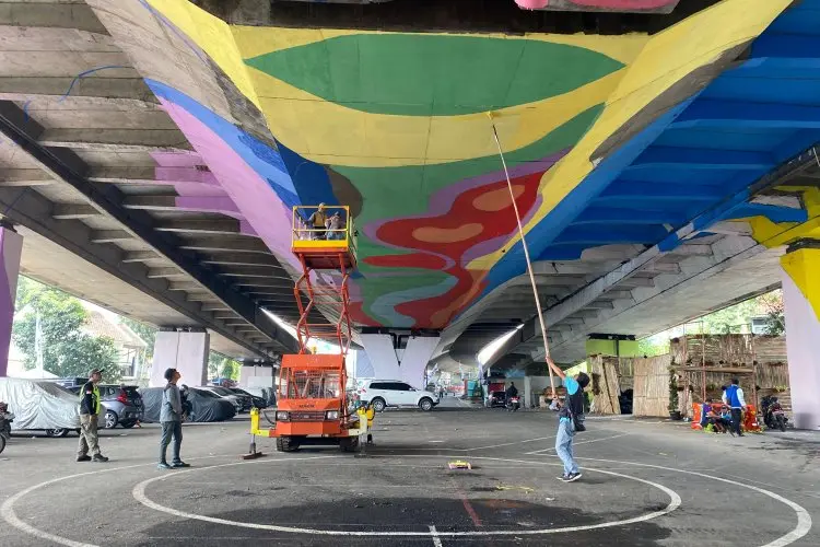 Libatkan Tim Ahli, Mural Kolong Jembatan Pasupati Menjadi Terpanjang di Indonesia