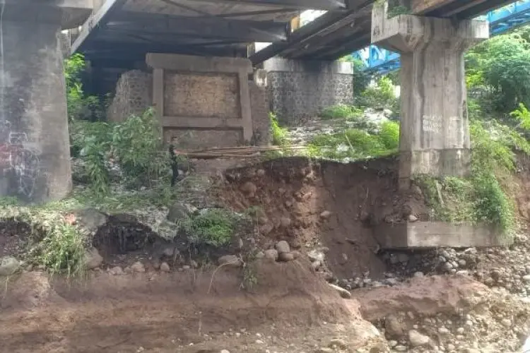 Pondasi Jembatan Penghubung Cirebon-Majalengka Terancam Ambruk